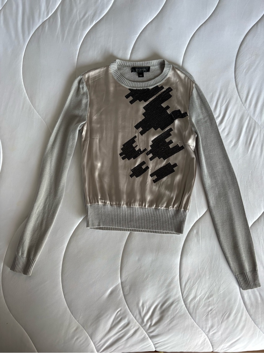 St. John Silver-Gray Silk-Front Crewneck Sweater with Black Graphic